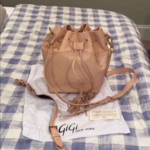 Gigi New York bucket bag